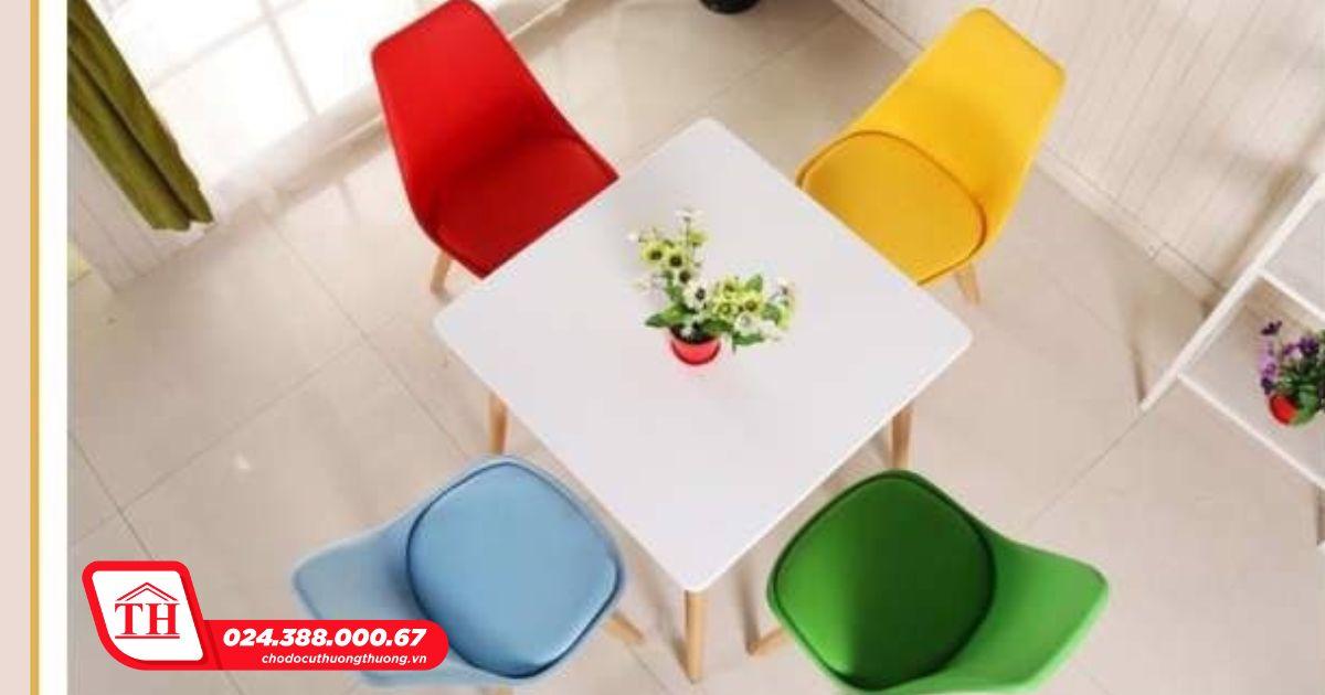 Không gian cafe đẹp với bộ bàn ghế sắc màu