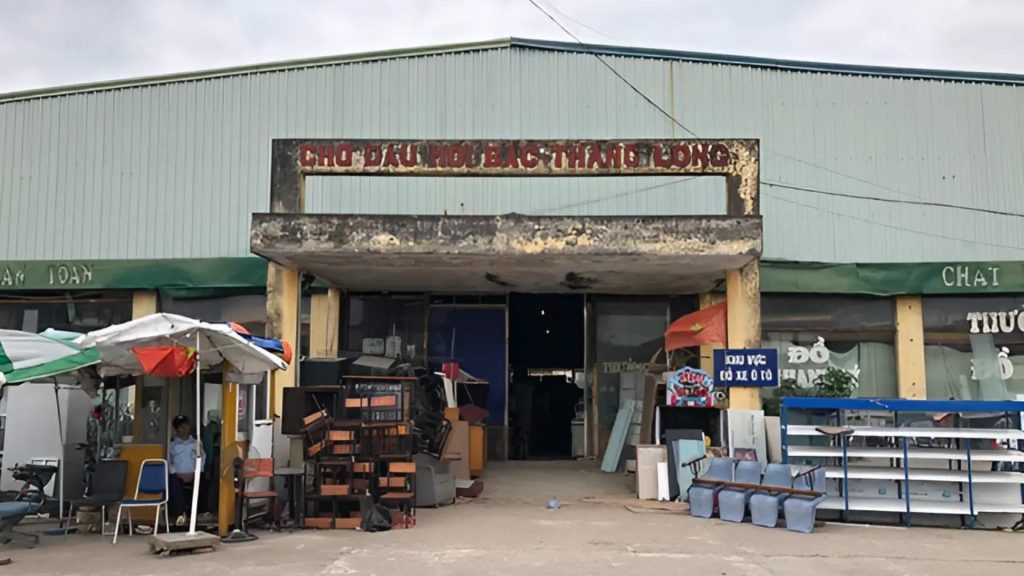 cổng vào chợ đồ cũ Thưởng Thưởng